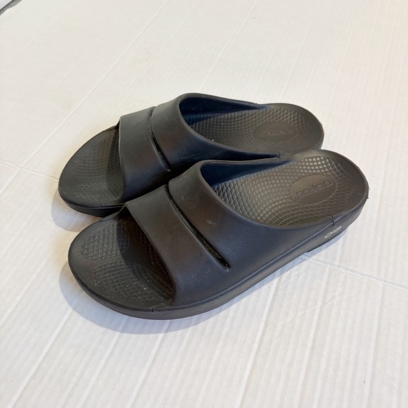 Oofos Ooah Slide Sandals Recovery Sandals Size 8 Size EU 39 Black Comfort Foam - Picture 1 of 9